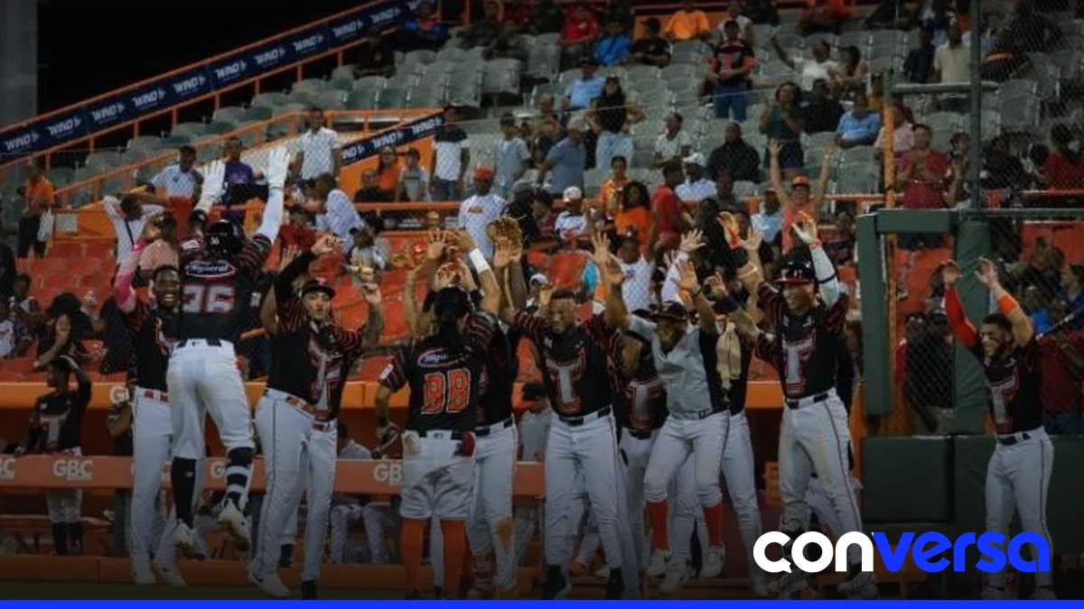 Jugadores de los Toros del Este celebran el triunfo en el Estadio Francisco A. Micheli.