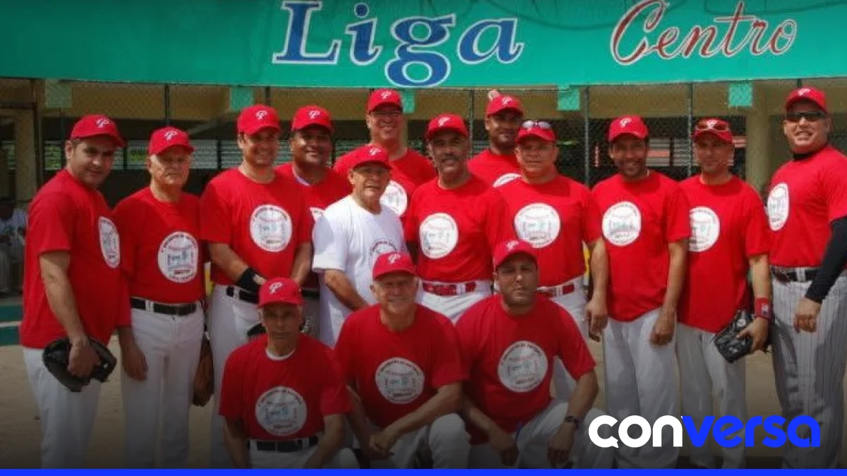 Participantes en la ceremonia de entrega de trofeos del torneo de softbol.