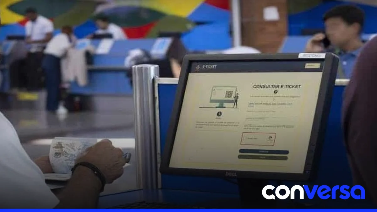 Funcionarios de la Dirección General de Migración revisan documentos en un proceso de actualización del sistema migratorio.
