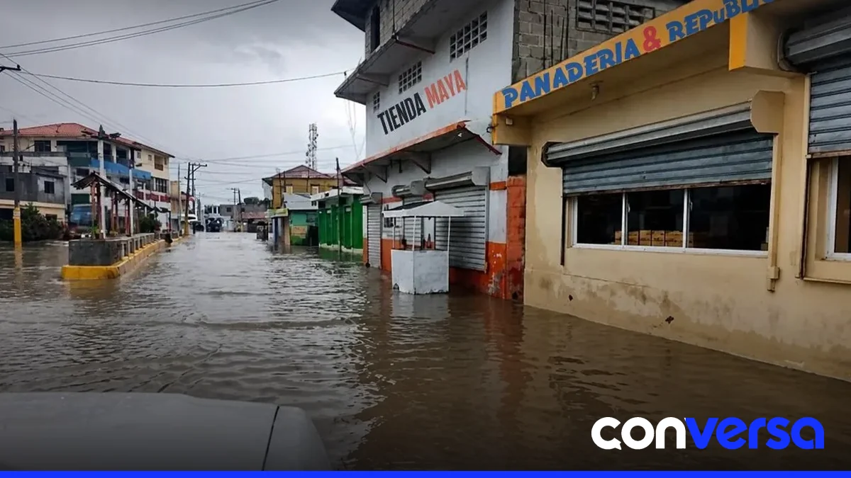 Imagen de calles inundadas en Tamayo, Bahoruco, tras lluvias intensas.