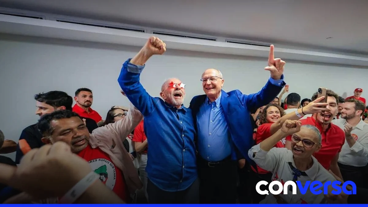 Militantes de Lula celebran en la plaza Cinelândia de Río de Janeiro el triunfo del exmandatario.