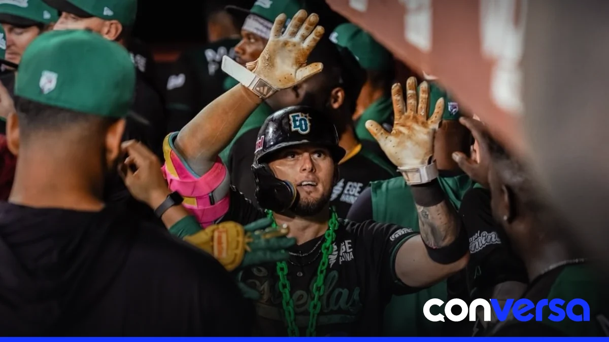 Jugadores de las Estrellas celebran la victoria en el Estadio Julián Javier.