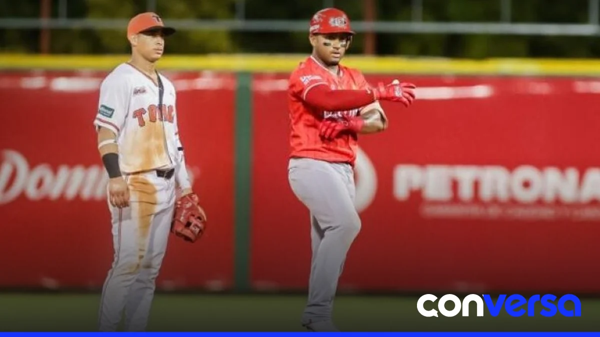 Jugadores de los Leones del Escogido celebran la victoria en el estadio Francisco A. Micheli.