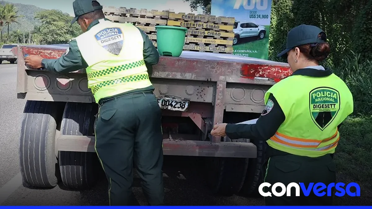 Vehículo pesado con cintas reflectivas colocadas durante el operativo de la Digesett en La Cumbre.