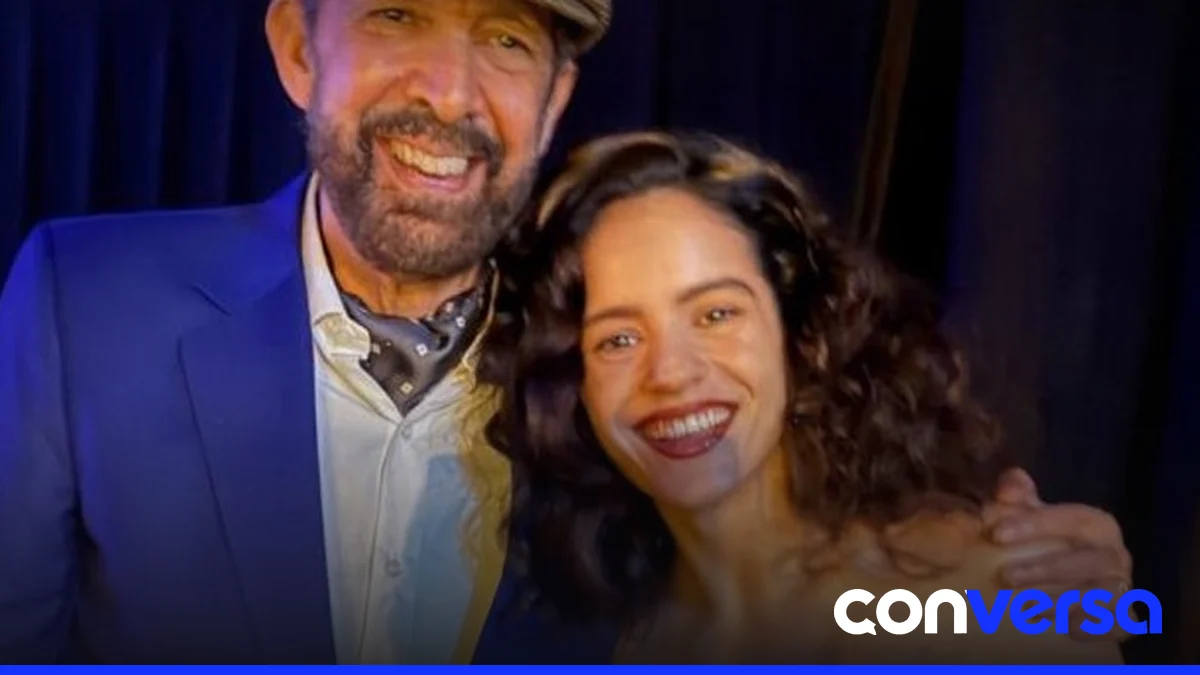 Juan Luis Guerra entrega el Premio Billboard Salón de la Fama a Rosalía durante la ceremonia en Miami.
