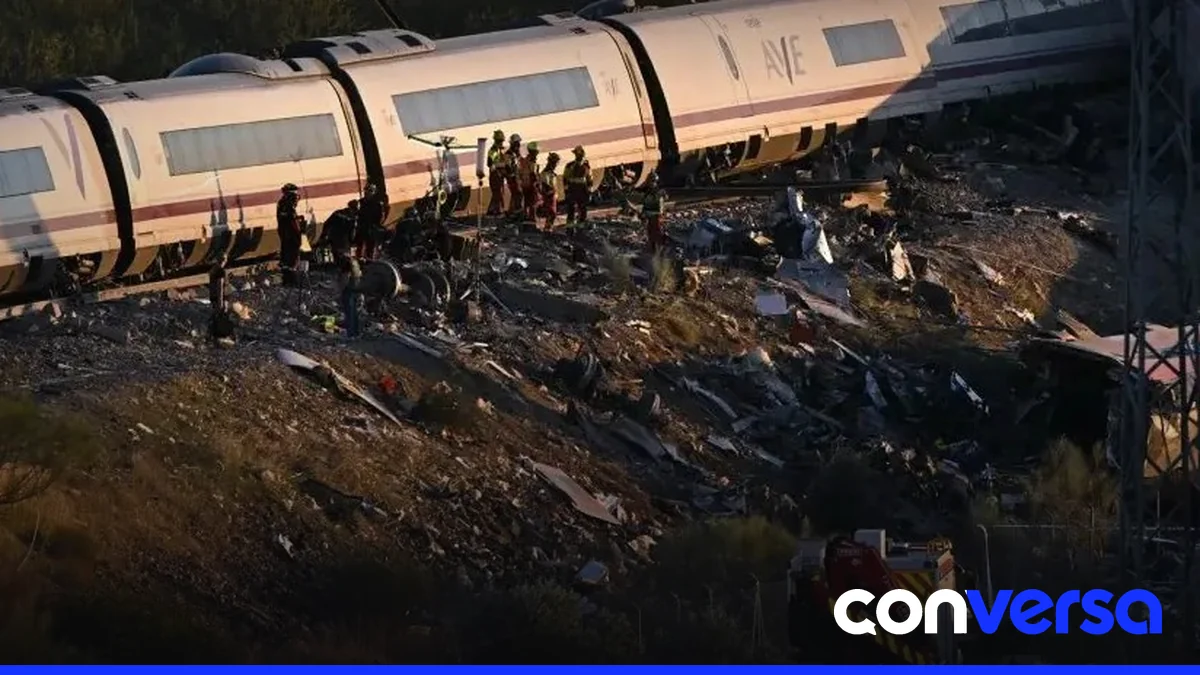 Imagen de los restos de los trenes tras el choque en la vía ferroviaria.