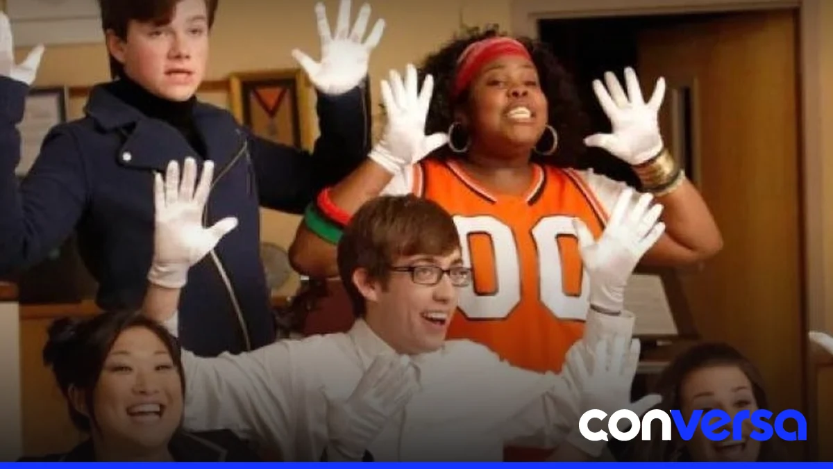 Escena de la serie 'Glee' con el elenco original.