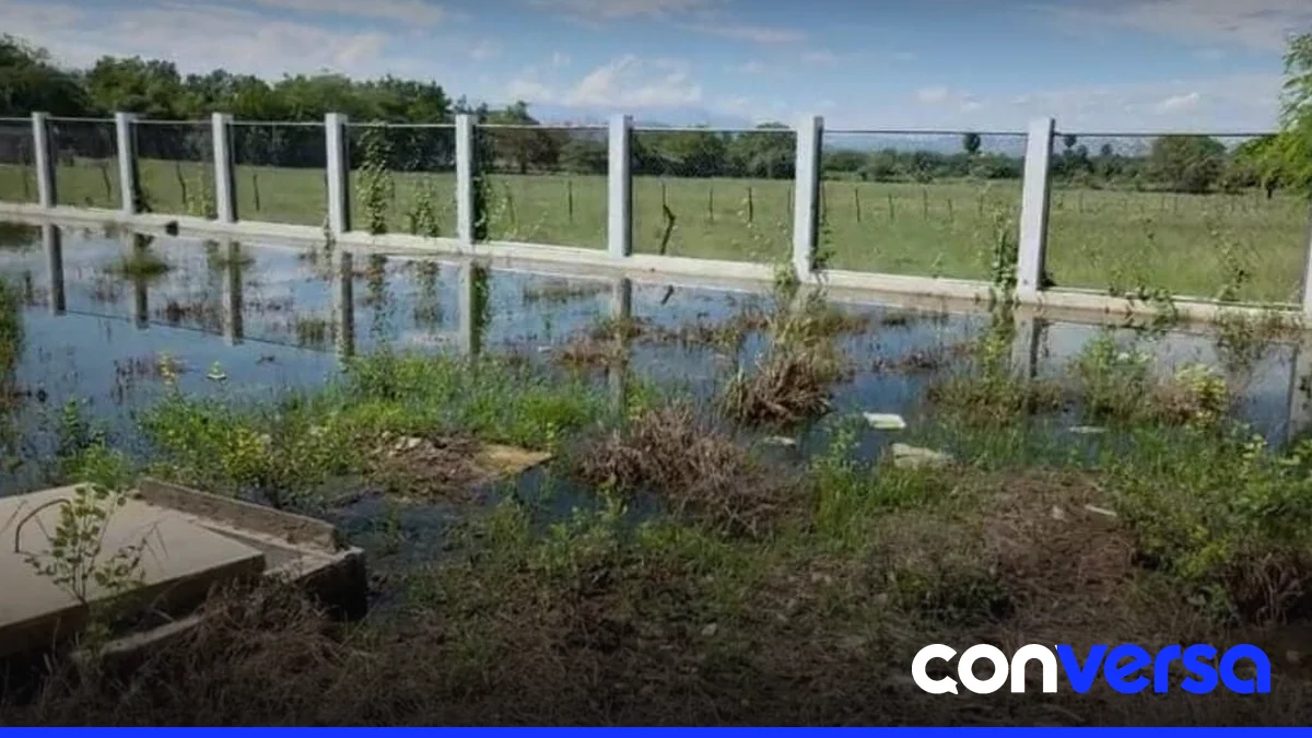 Familias reubicadas en el residencial Mi Vivienda enfrentan problemas por el colapso de los pozos sépticos.
