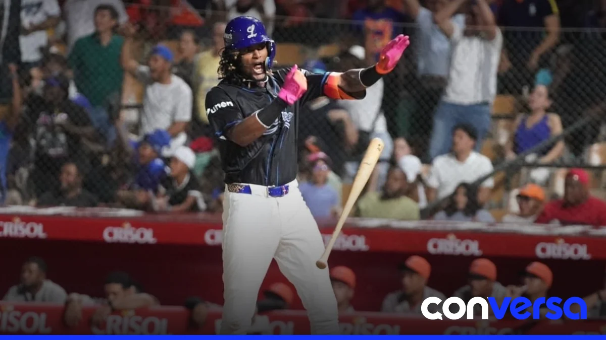 Jugadores de los Tigres del Licey celebran la victoria en el Estadio Quisqueya Juan Marichal.