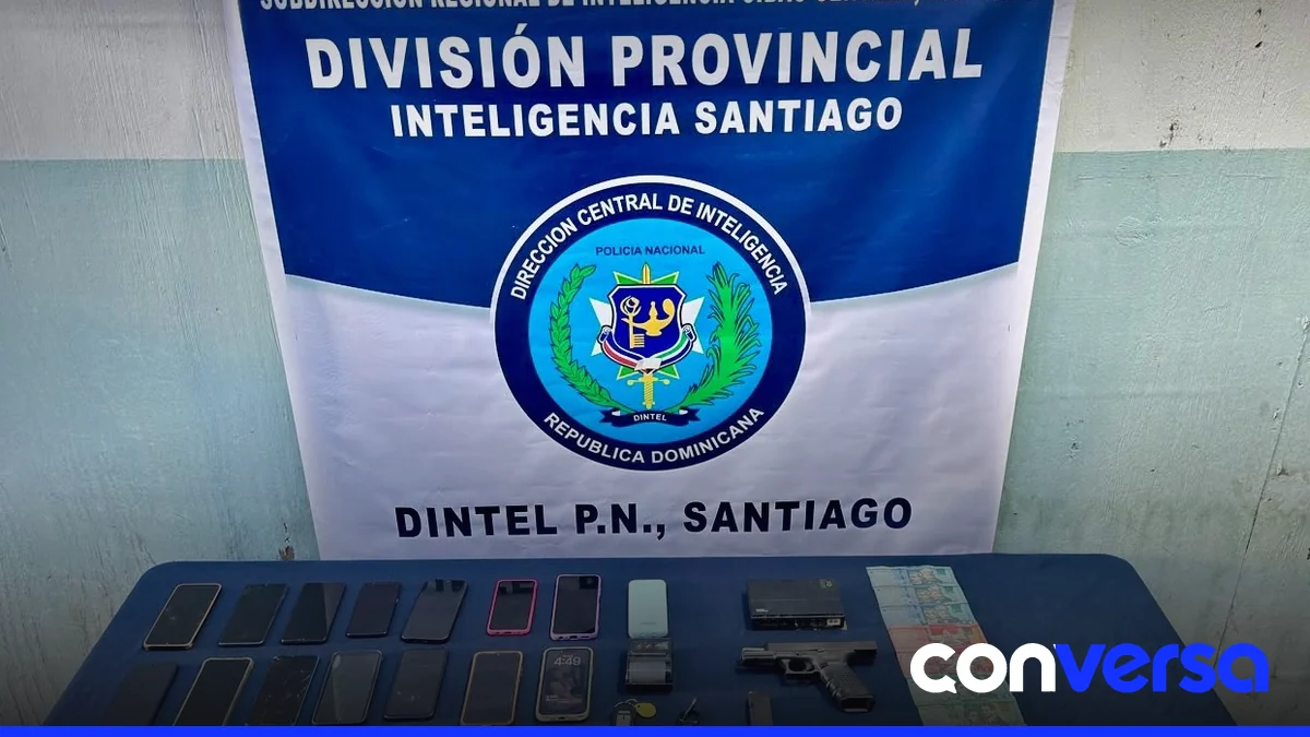 Agentes de DINTEL durante un allanamiento en Villa Bisonó.