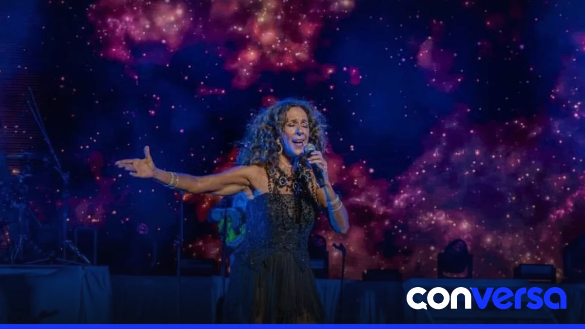 Rosario Flores en el escenario del Teatro Nacional Eduardo Brito durante su gira 'Universo de Ley Tour'.