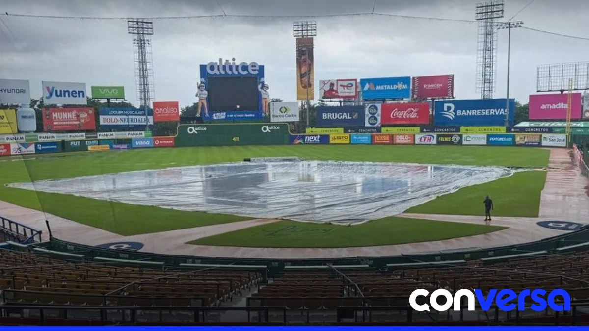 Jugadores de los equipos de béisbol en el Estadio Quisqueya Juan Marichal.