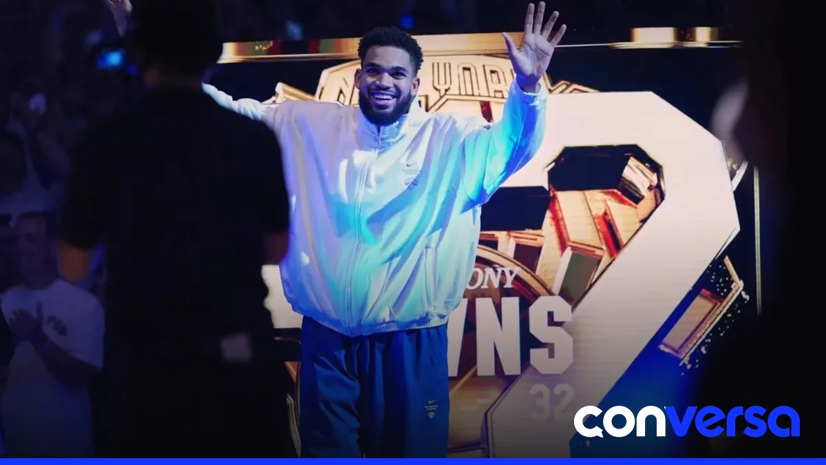 Los Knicks celebran su título con la entrega de un anillo personalizado en el Madison Square Garden.