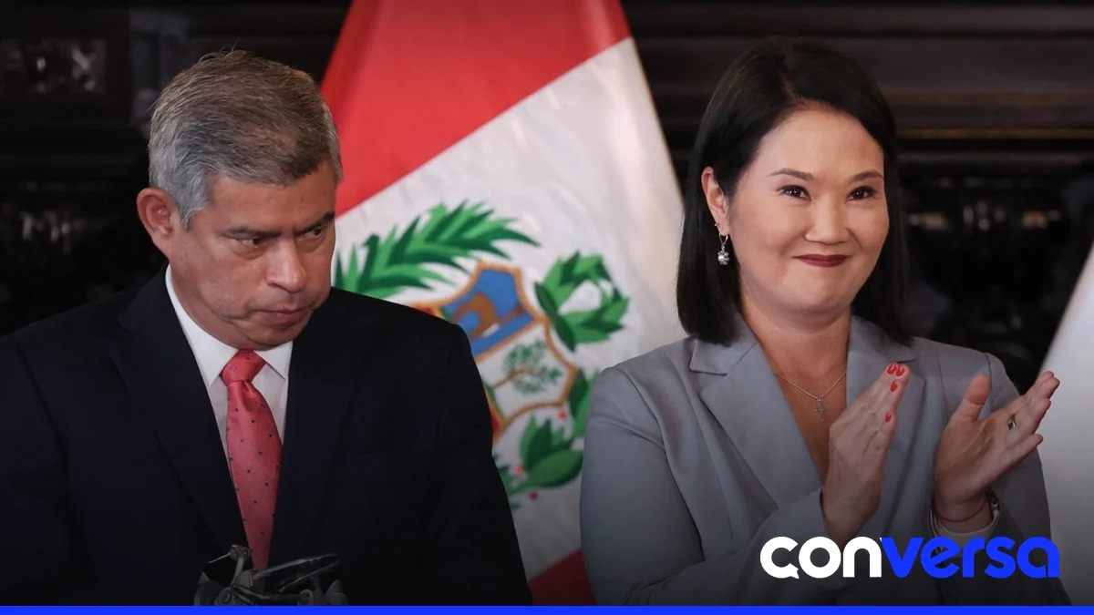Periodista cubriendo una actividad electoral en la región sureña de Tacna.