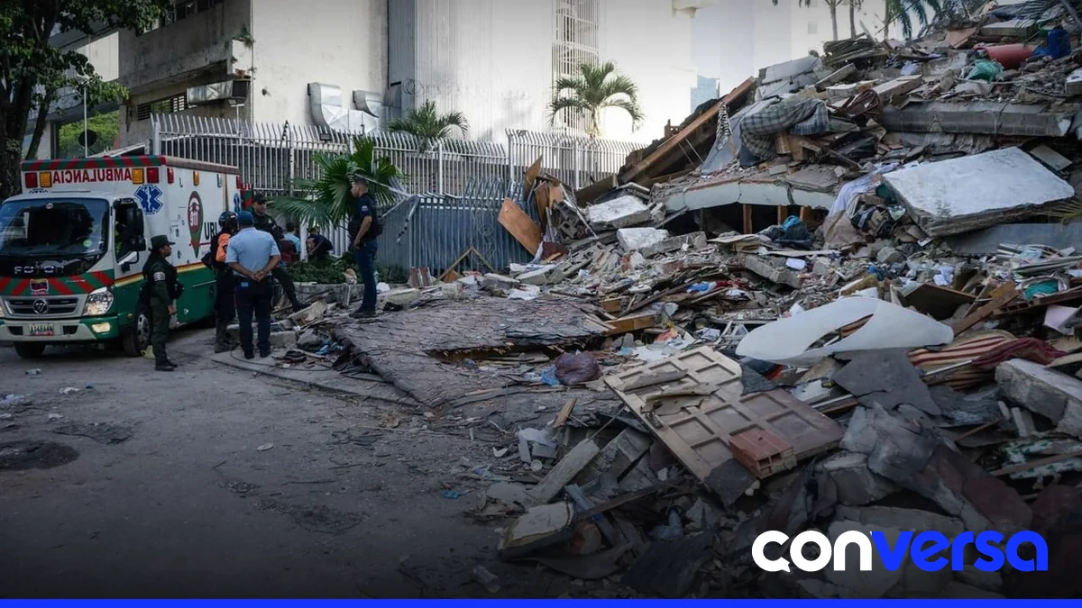 Vecinos de Los Palos Grandes en Caracas revisan los daños causados por los terremotos.