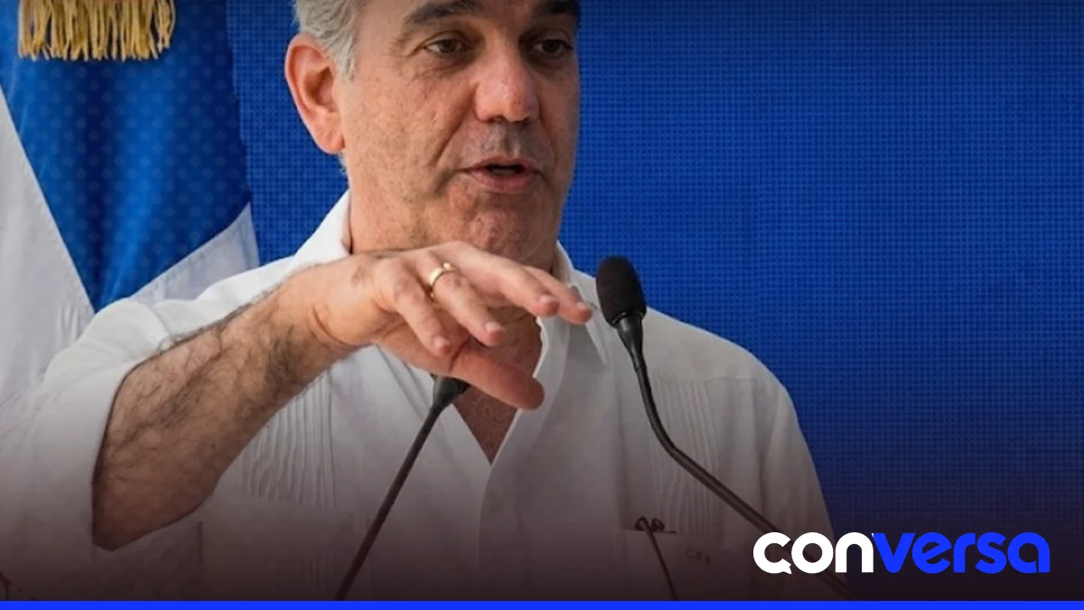 El presidente Luis Abinader durante la inauguración del puente sobre el río La Leonora en Maimón.