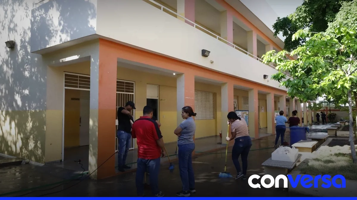 Imagen de un centro educativo afectado por inundaciones en Santiago.