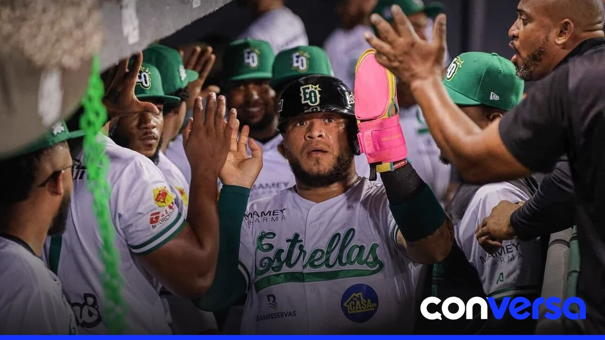 Jugadores de las Estrellas Orientales celebran su triunfo sobre los Tigres del Licey en el Estadio Tetelo Vargas.