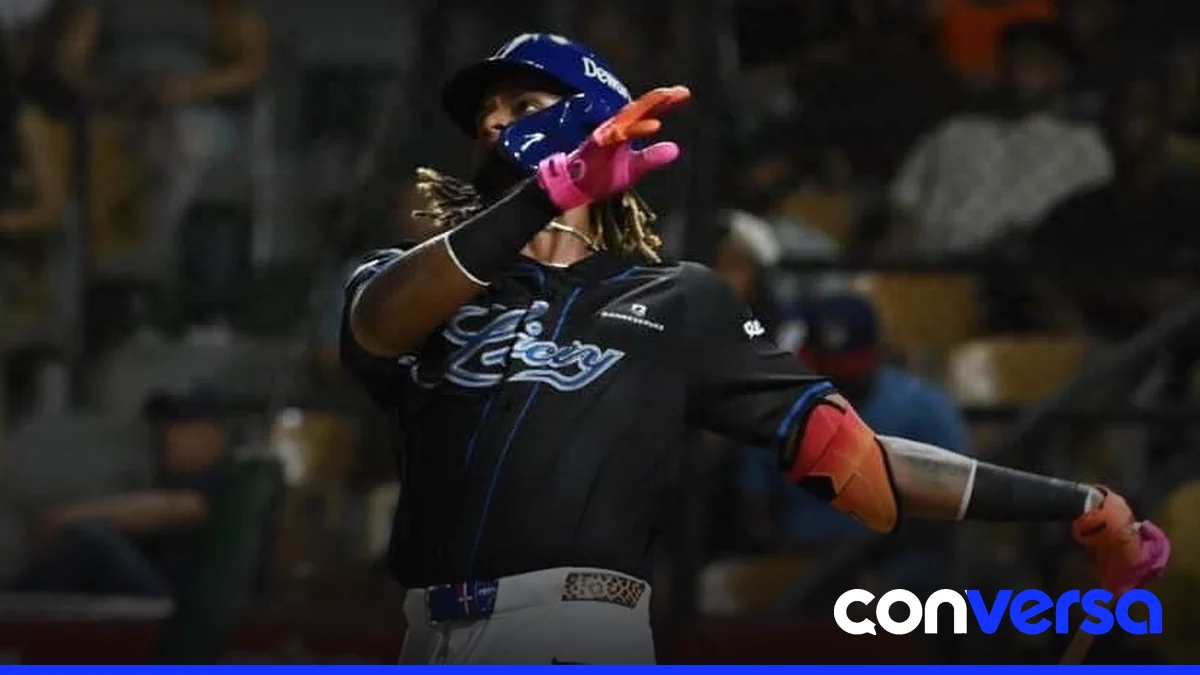 Kevin Alcántara en acción durante un partido con el Licey.
