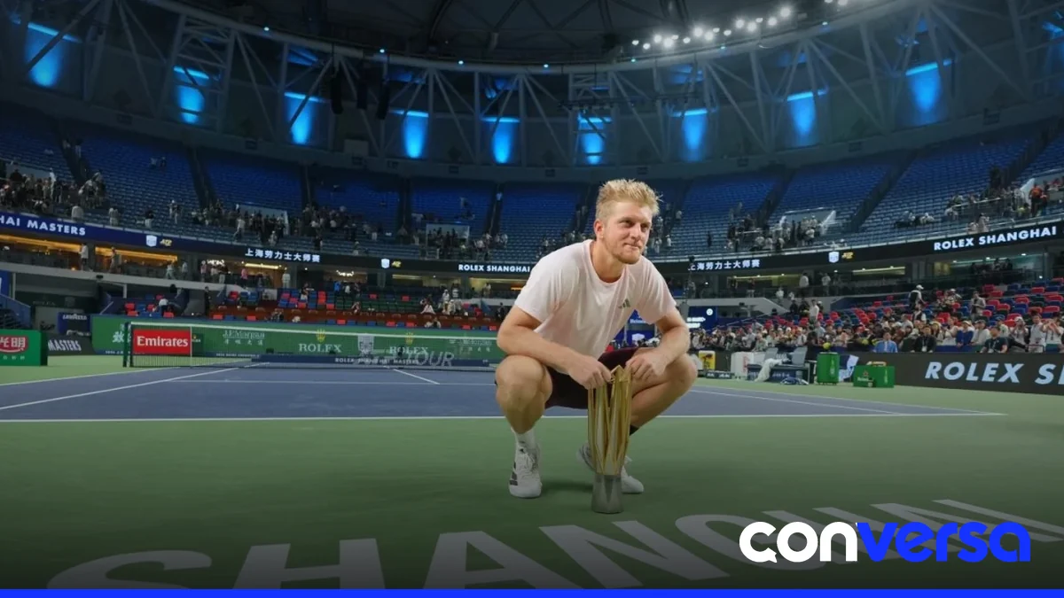 Alejandro Davidovich Fokina celebrando su victoria en el Masters de Shanghái.