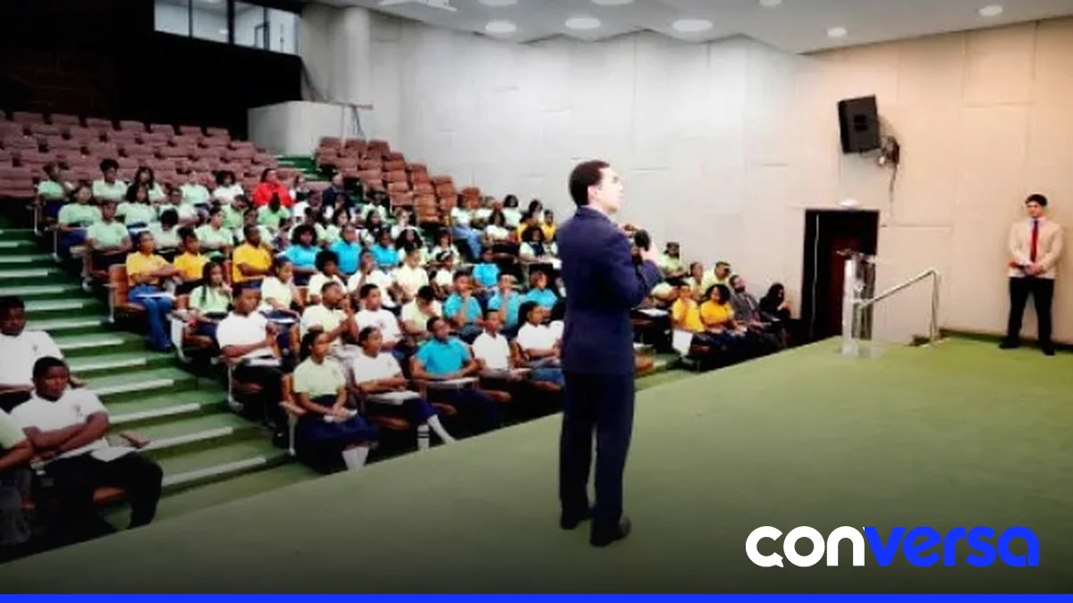 Estudiantes participan en una charla sobre finanzas personales impartida por el BCRD durante la FILSD.