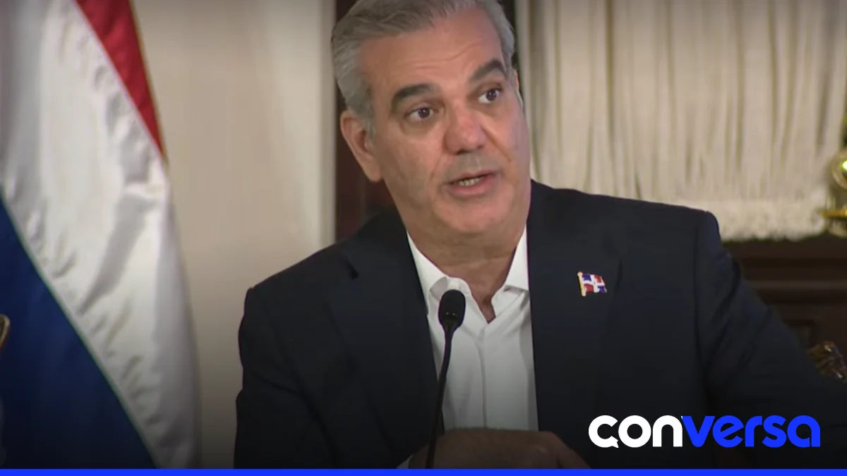Foto del presidente Luis Abinader en rueda de prensa en el Palacio Nacional.