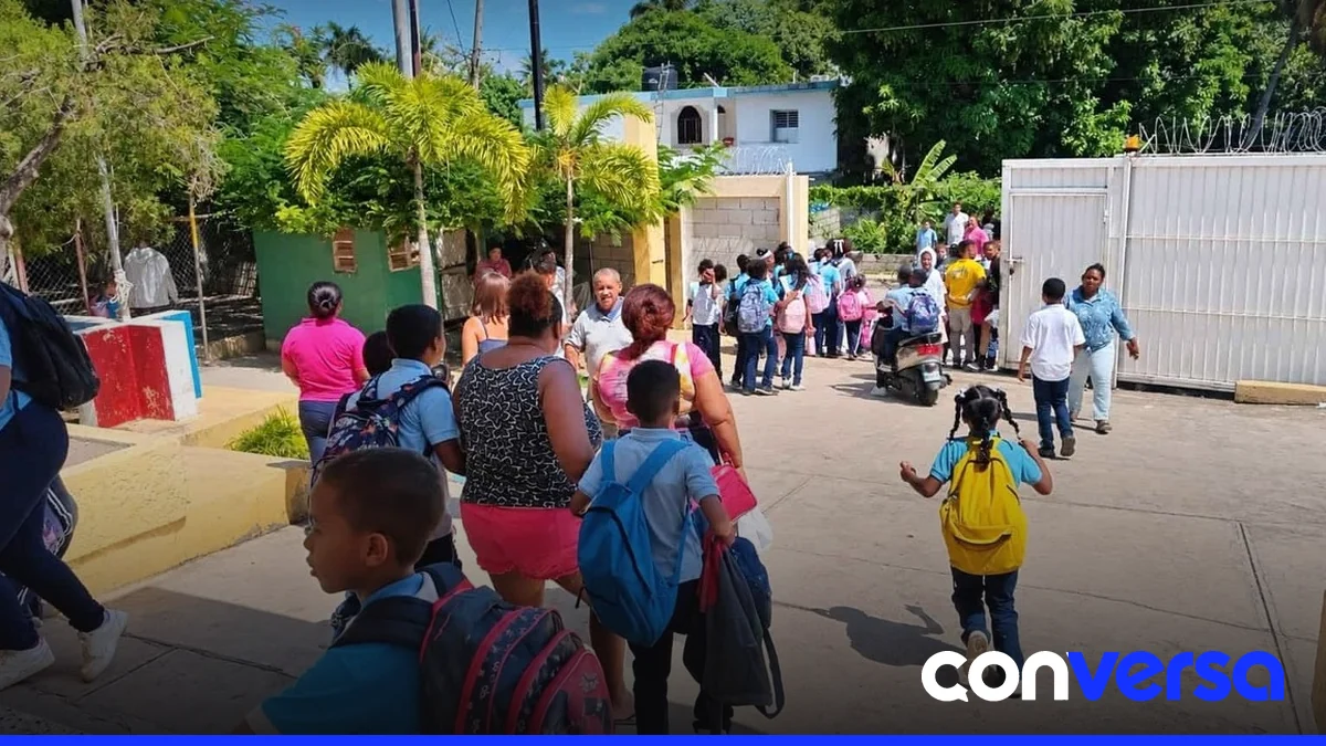 Estudiantes de la Escuela Primaria Mencía en Paraíso reaccionaron con miedo al ver la presencia del hombre armado en el recinto.