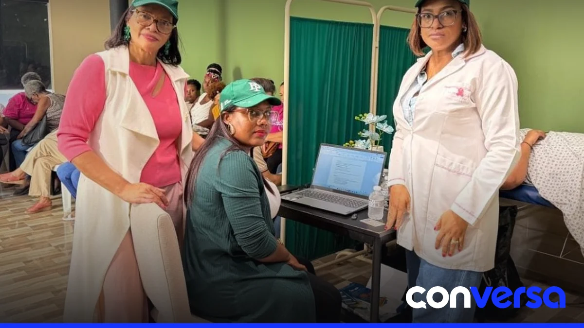 Mujeres participan en una jornada de salud organizada por Fuerza del Pueblo en Santo Domingo Oeste.
