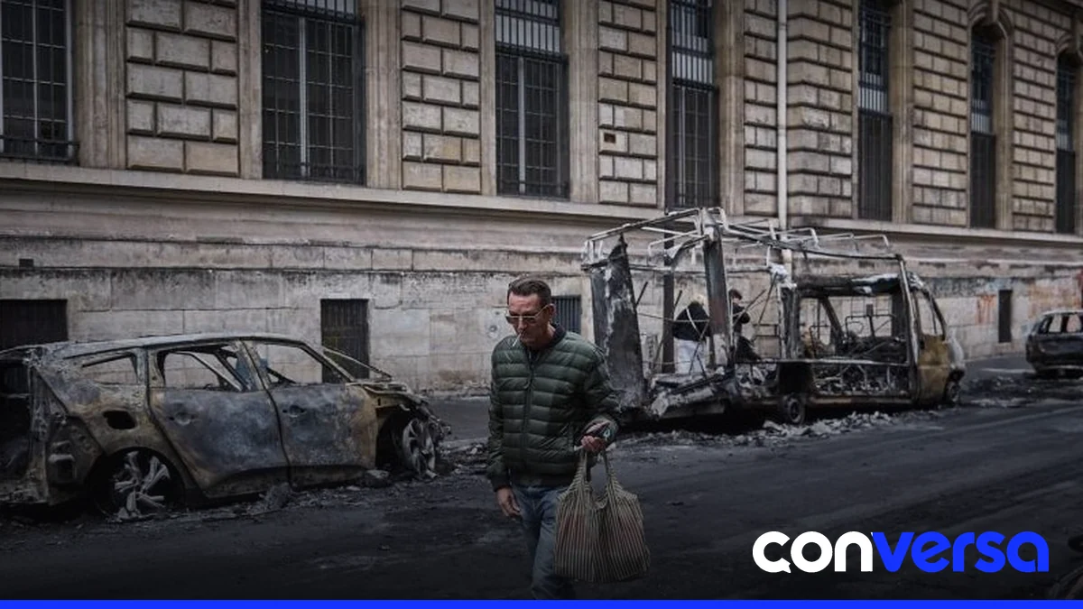 Manifestantes bloquean el acceso del Louvre en París durante protestas contra el encarecimiento de la vida.