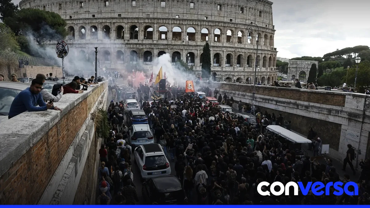 Manifestantes marchan en Roma durante las protestas contra la crisis económica y las políticas del gobierno.