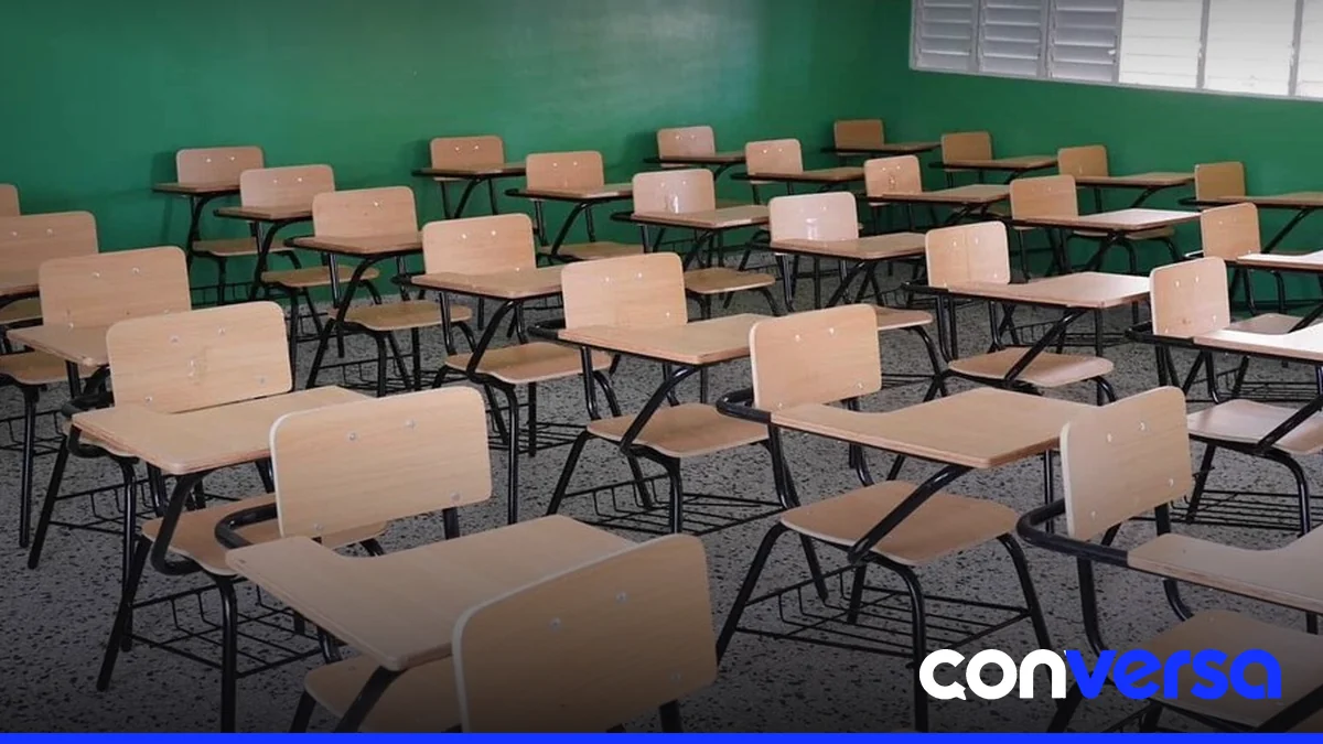Padres en Santo Domingo consultan sobre la suspensión de clases en centros educativos.