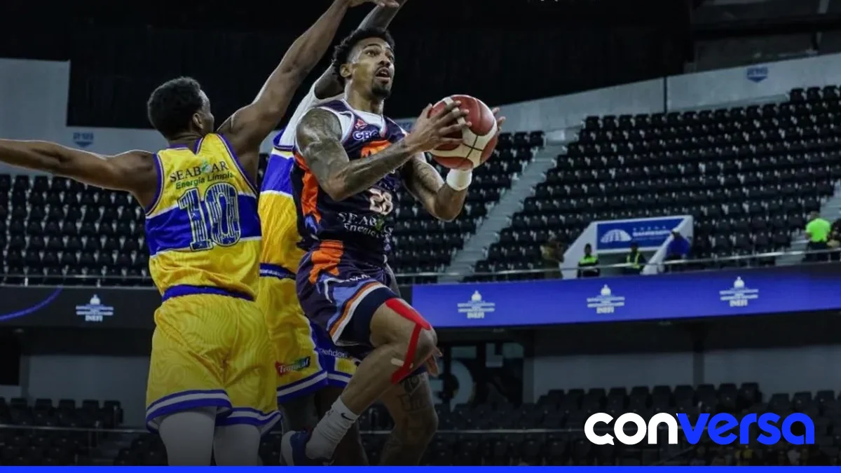 Jugadores de los equipos participantes en la jornada de baloncesto en la capital.