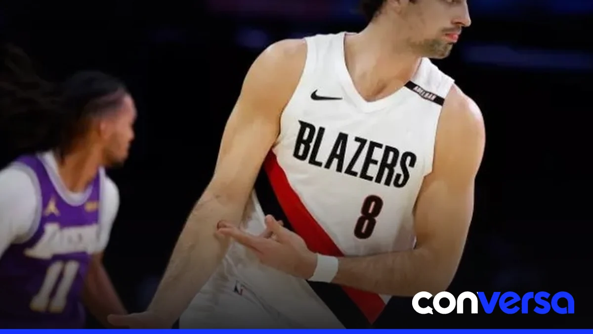 Jugadores de los Trail Blazers celebran su victoria en la cancha.