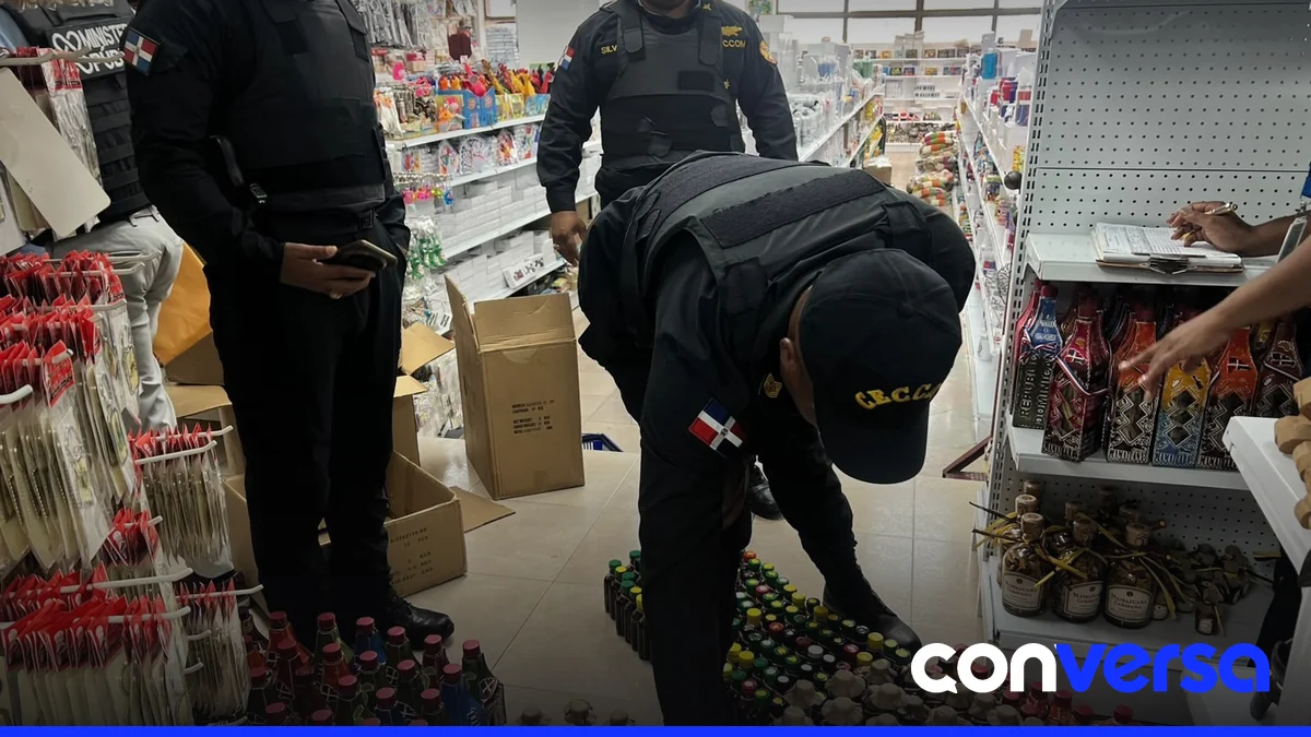 Agentes del Ministerio Público incautan productos de contrabando durante un operativo en Higüey.