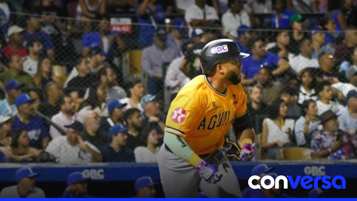Jugadores de las Águilas Cibaeñas celebran la victoria en el Estadio Quisqueya Juan Marichal.