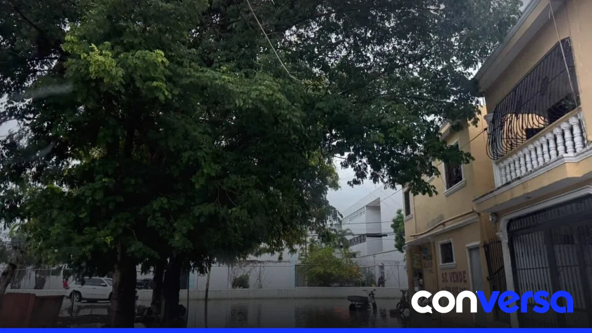 Personal de Defensa Civil monitorea la situación en San Pedro de Macorís.