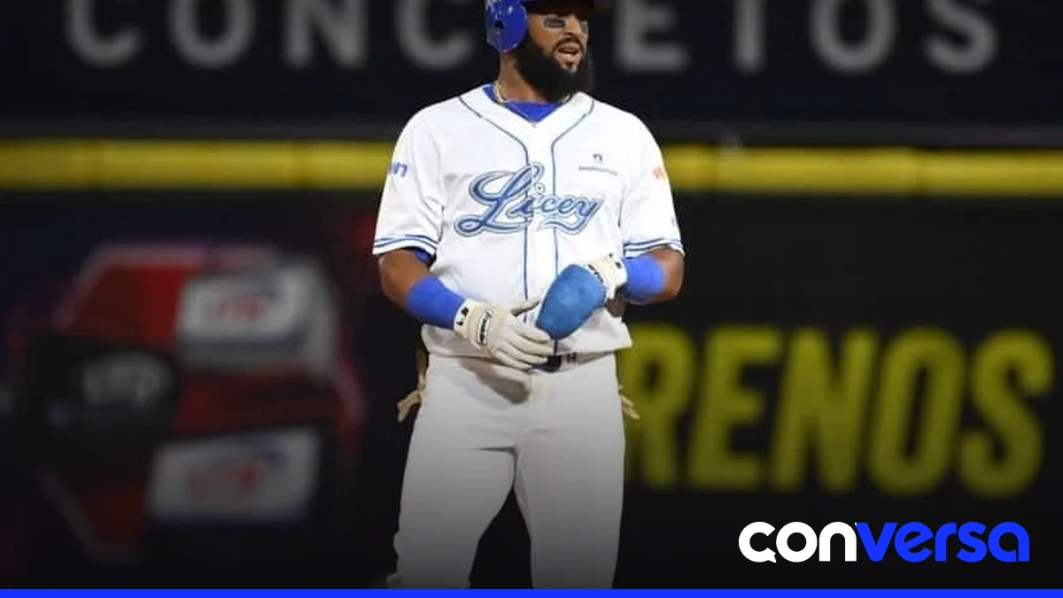 Emilio Bonifacio en acción durante un partido del Licey.