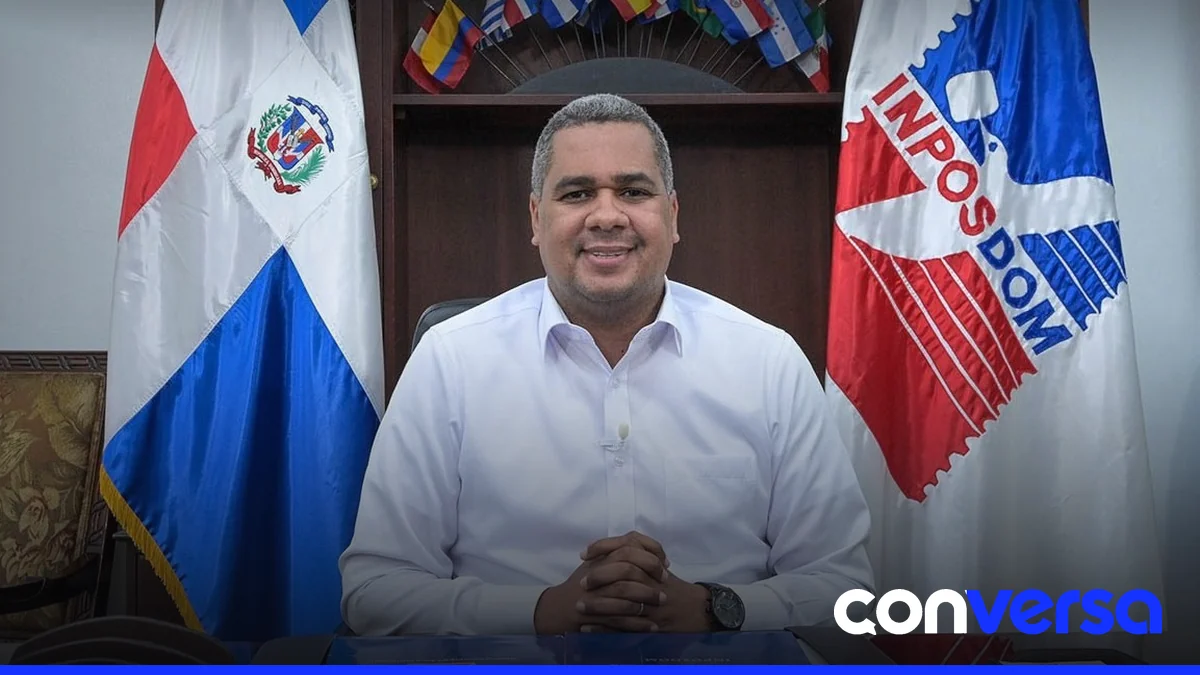 Funcionaria de Inposdom en su lugar de trabajo.