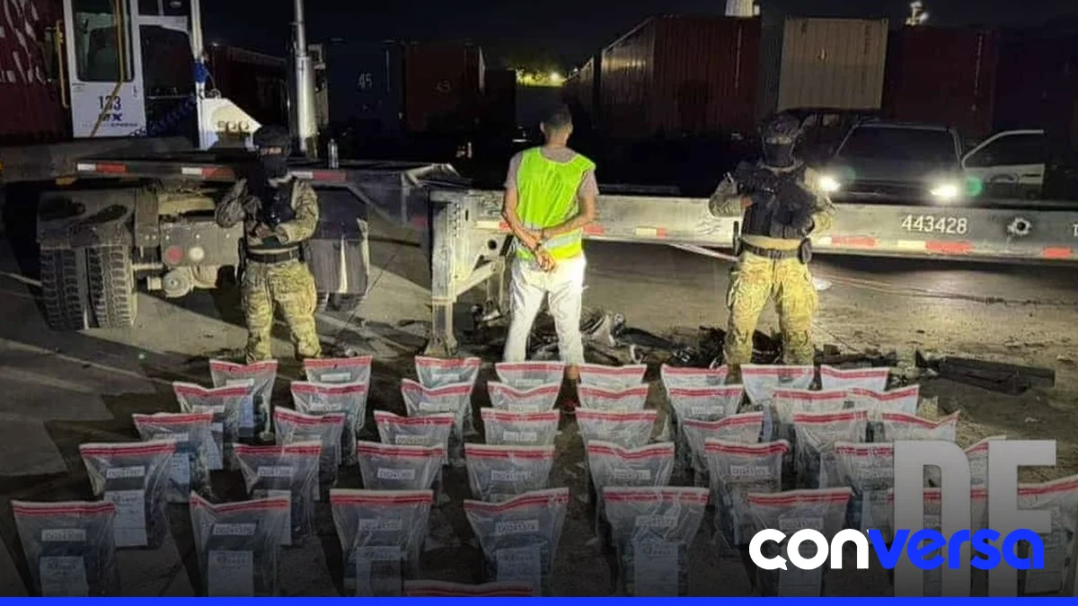 Autoridades inspeccionan un contenedor en la terminal Don Diego del puerto de Santo Domingo.