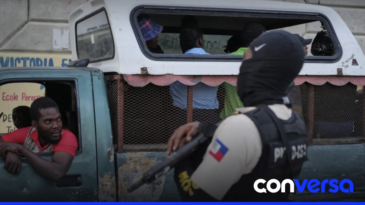 Familias desplazadas en albergues de Delmas 33 participan en una protesta exigiendo ayuda y vivienda digna.