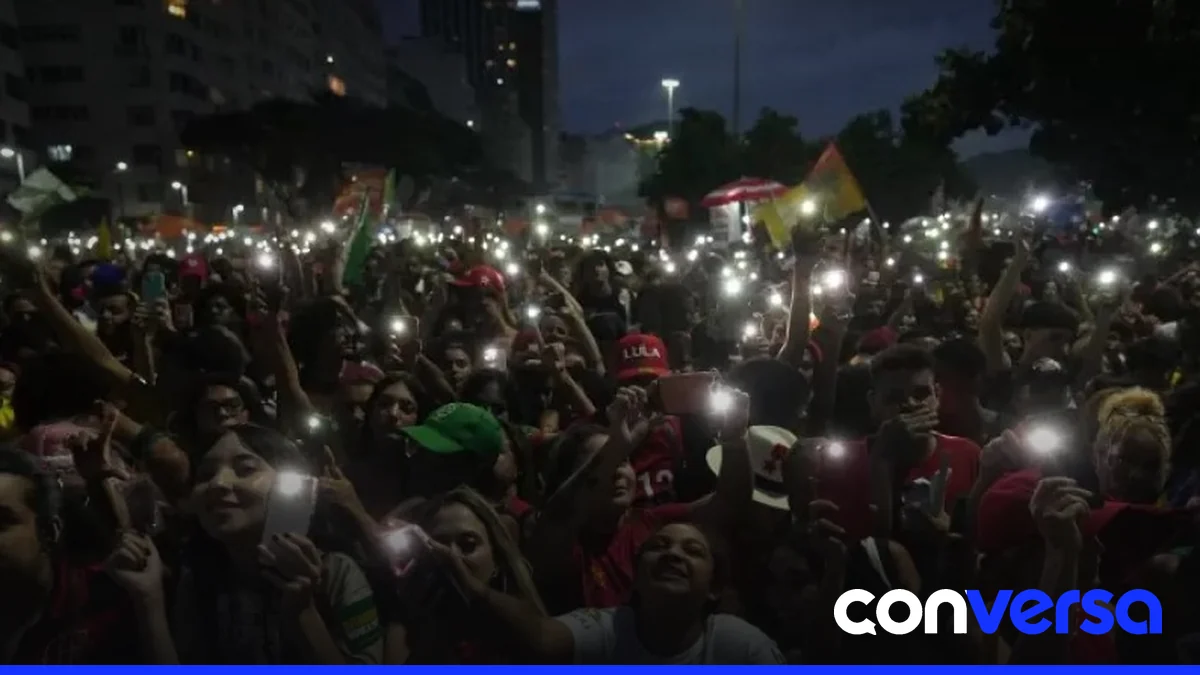 Manifestantes en las calles de Sao Paulo apoyando a Lula da Silva durante las elecciones.