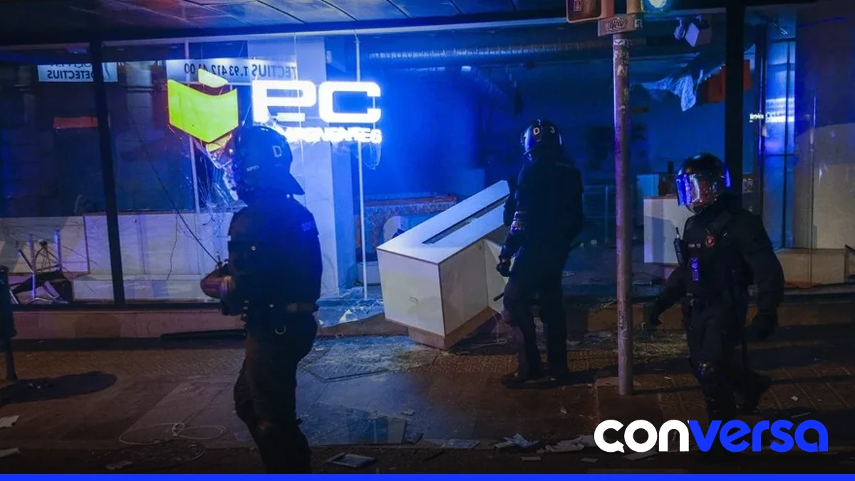 Agentes de la policía catalana intervienen en disturbios en la plaza de Cataluña.