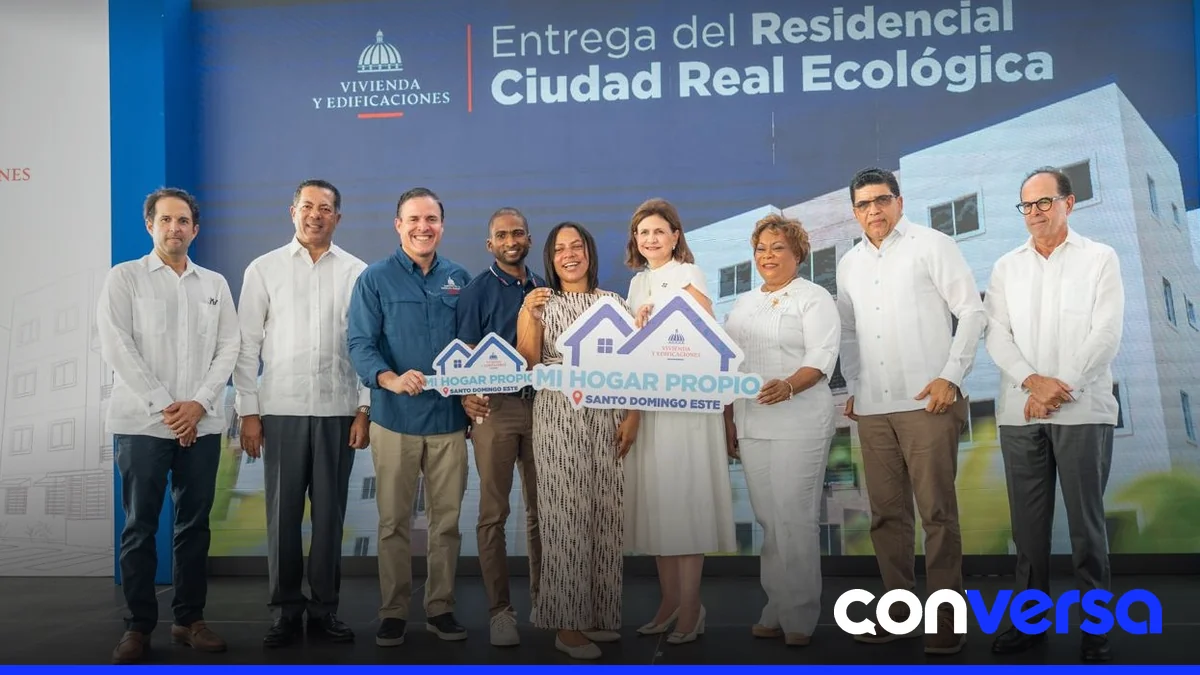 Foto de la entrega de apartamentos en el residencial Ciudad Real Ecológica.