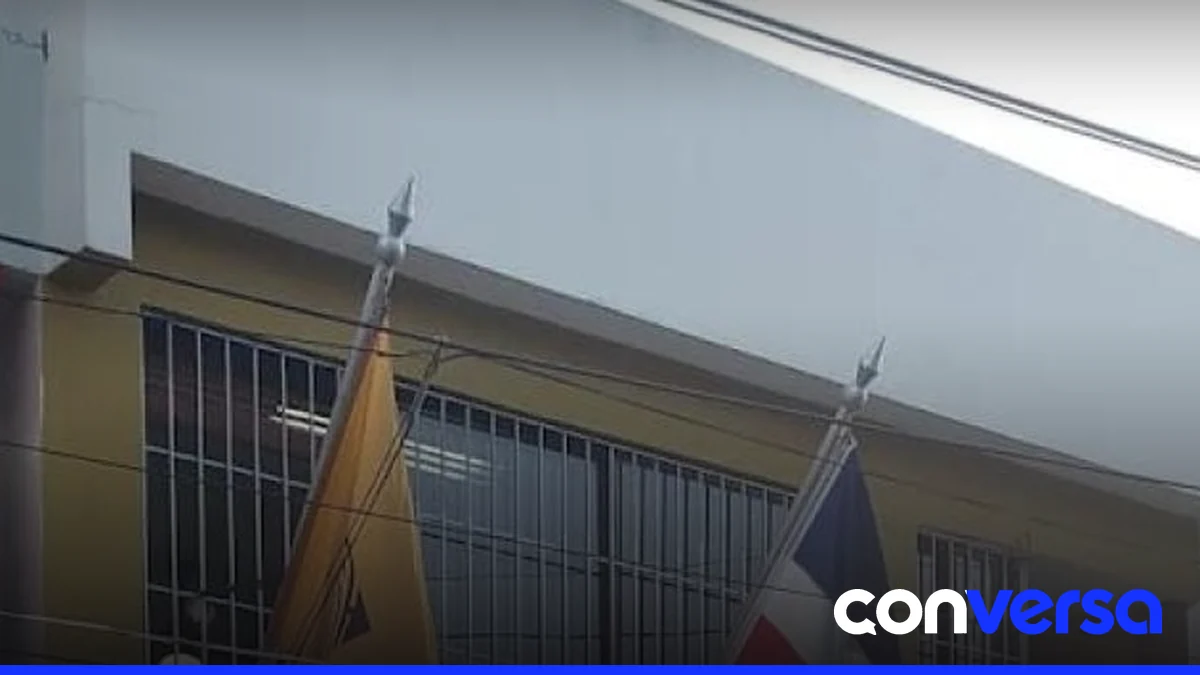 Empleados de la Junta Central Electoral en Baitoa esperan el pago de horas extras trabajadas.