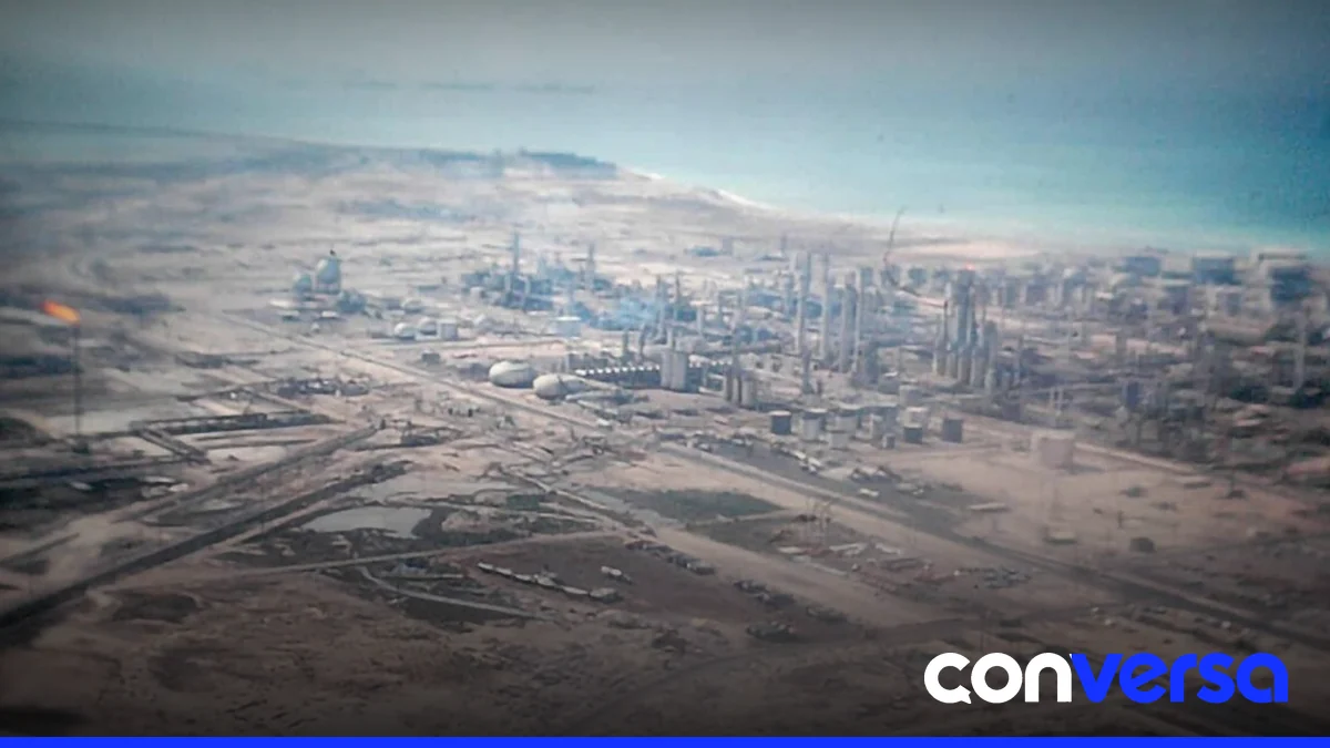Imagen de la refinería de Ras Tanura en la costa saudita del golfo Pérsico.