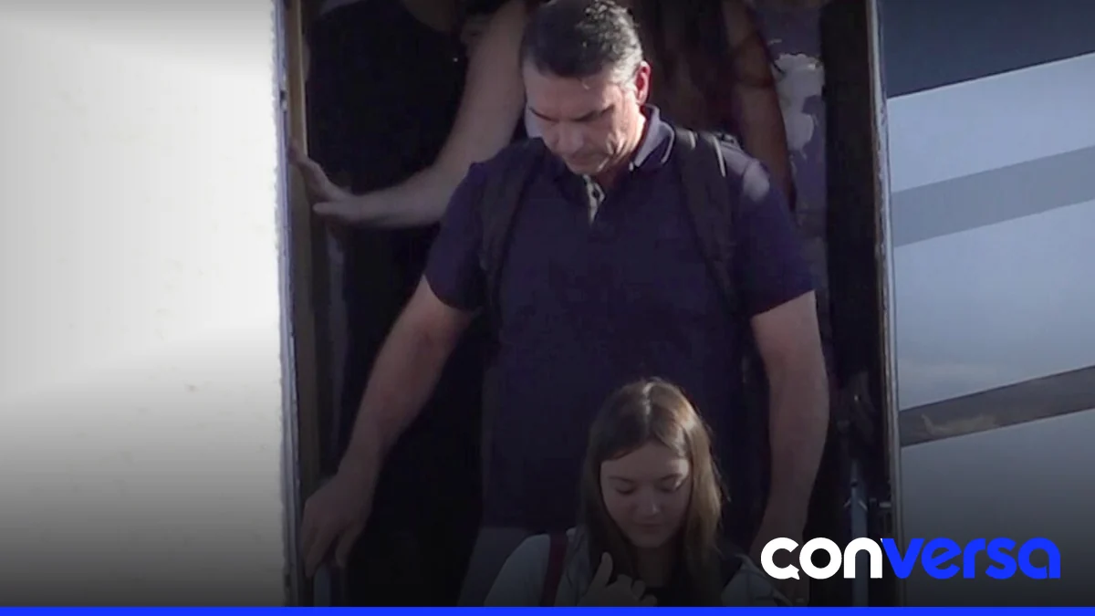 Flávio Bolsonaro y su familia llegan a Florida tras cruzar la frontera con Argentina.