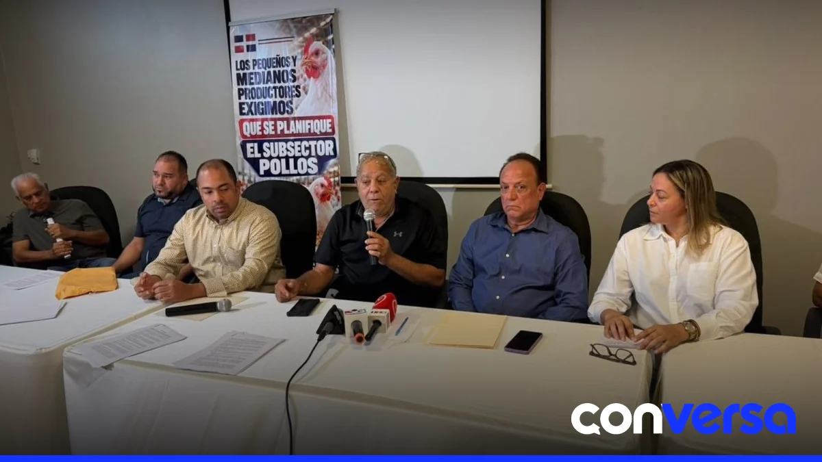Productores avícolas en una rueda de prensa en Licey al Medio