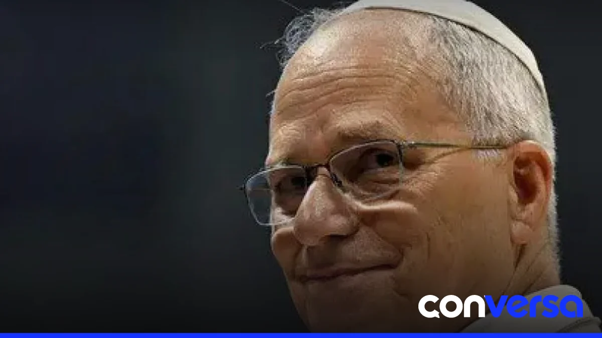 Fotografía de un papa en una ceremonia religiosa.