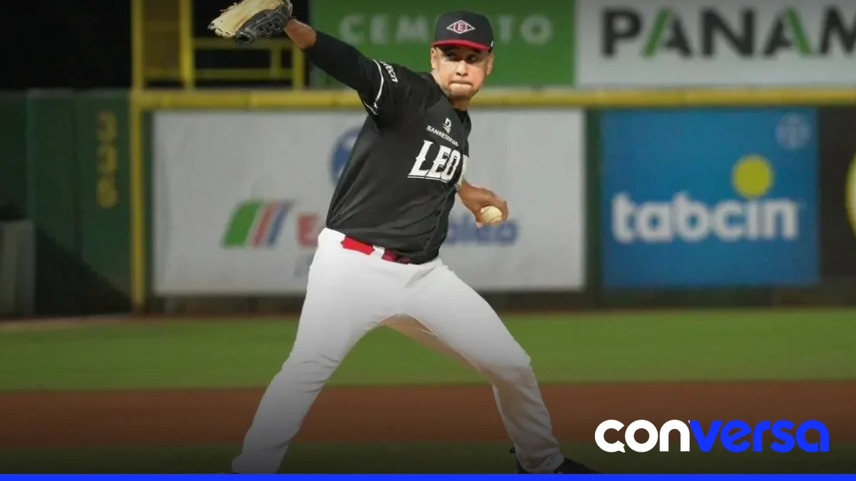 Kenny Hernández, relevista del Escogido, en acción durante un partido reciente.