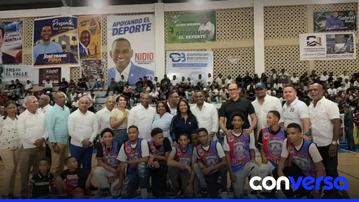 Participantes en la ceremonia de dedicatoria del Torneo de Baloncesto Superior de San Juan.